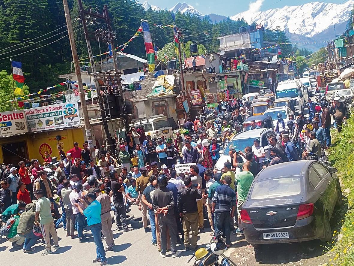 Amid tussle, Manali taxi unions threaten to stop service to Leh