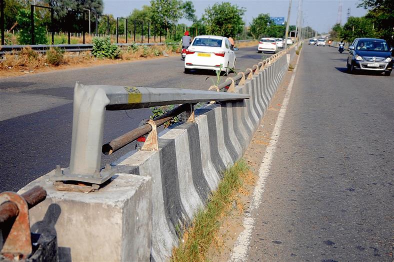Despite plaints, Ludhiana MC fails to repair damaged street lights