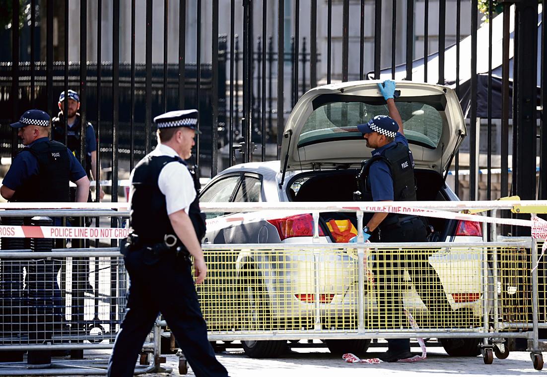Car crashes into 10 Downing Street, Sunak was inside