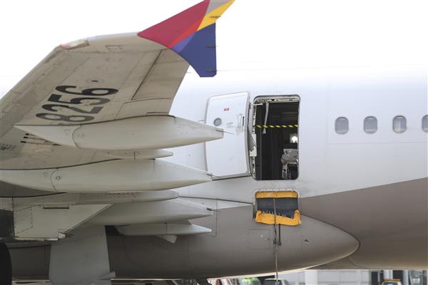 South Korean passenger plane with 194 people on board flies with open door, watch viral video