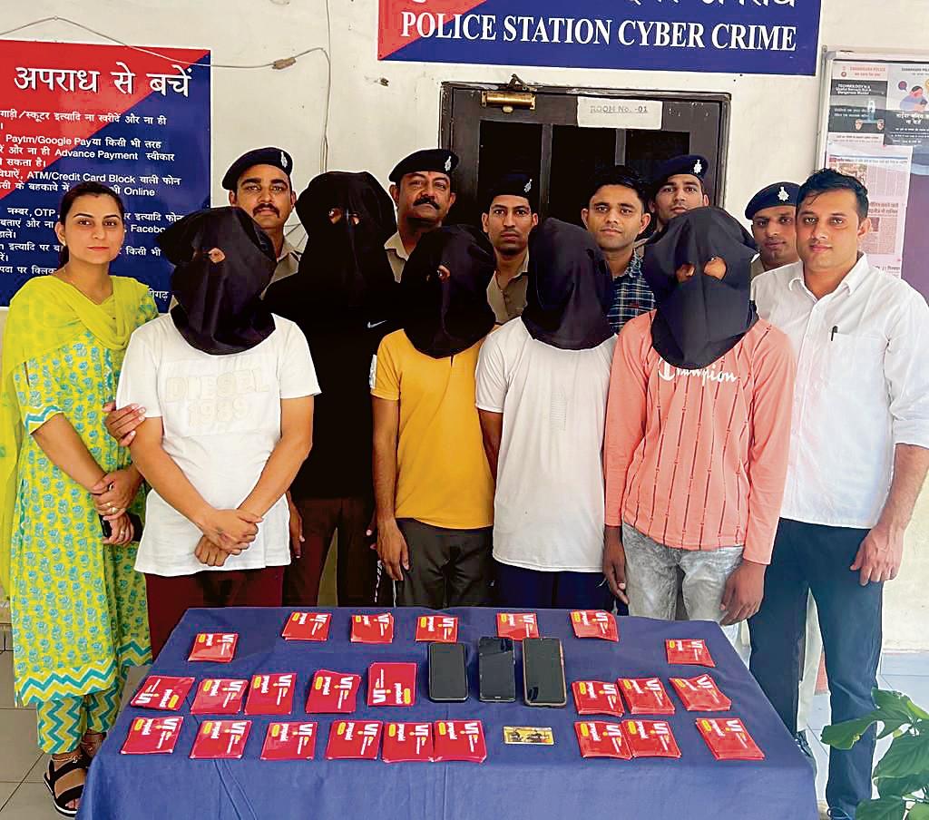 5 held for duping man of Rs 2.20L