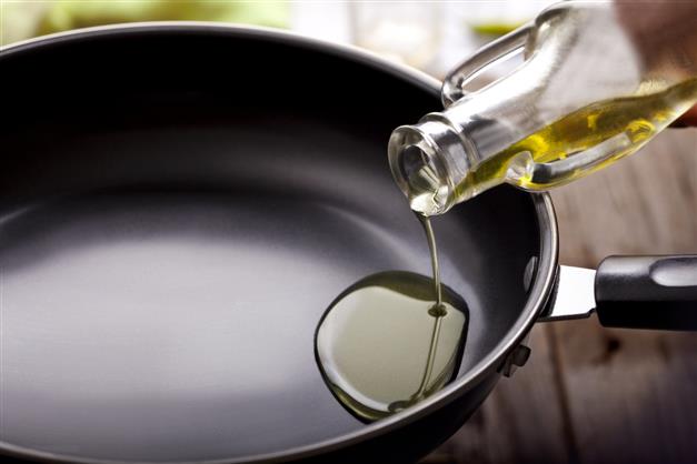 Government asks edible oil firms to cut cooking oil prices