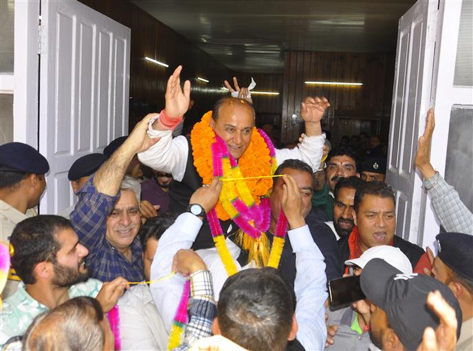 Cong leader Surender Chauhan elected Shimla Mayor, Uma Kaushal to be his deputy