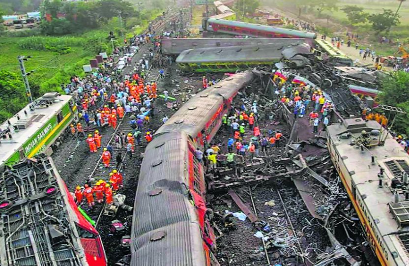 Probe hints at signal goof-up, train crash toll mounts to 288