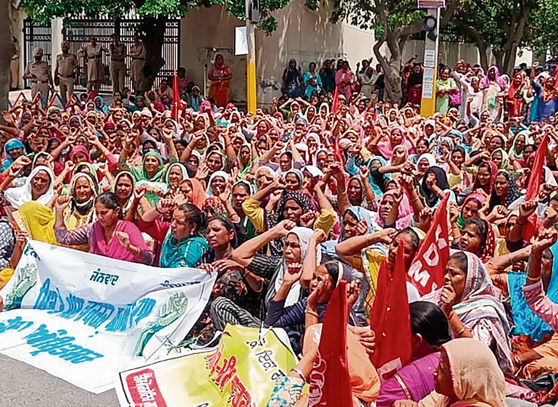Mid-day meal workers demand hike in salary