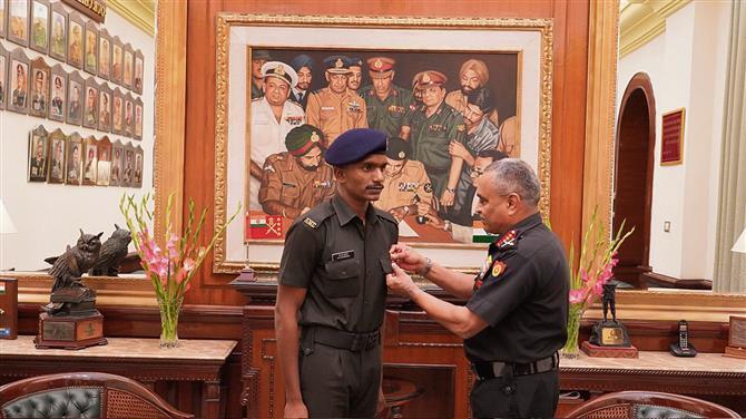 Army Chief honours sepoy who saved woman from drowning in Patiala