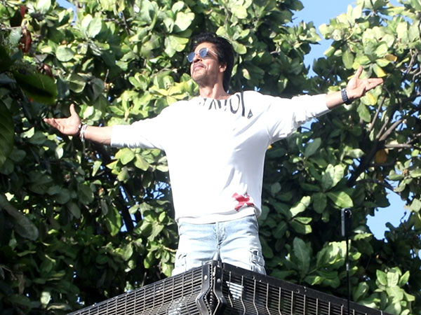 Shah Rukh Khan's fans surprises fans outside Mannat, greets them with kisses, performs 'Jhoome Jo Pathaan' hook step