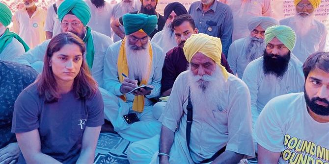 Wrestlers join farmers' protest against power utility in Patiala