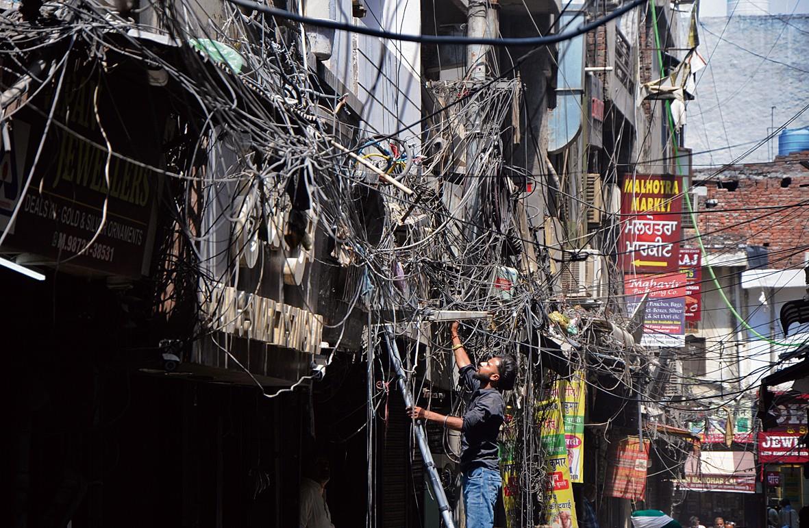 Cable Mess: Dangling cables in old city markets threat to Ludhiana residents