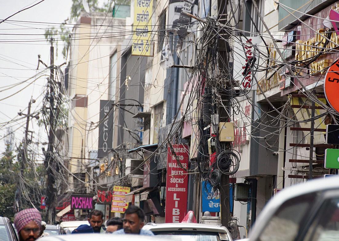 Cable mess: Webs of wires common sight at Ghumar Mandi, Krishna Nagar in Ludhiana