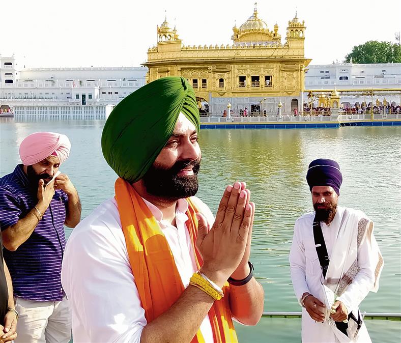 Punjab Minister Laljit Singh Bhullar pays obeisance at Golden Temple