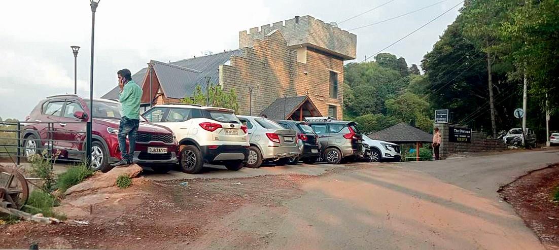 Kasauli Mess: 1,000 vehicles arrive daily, parking space only for 300