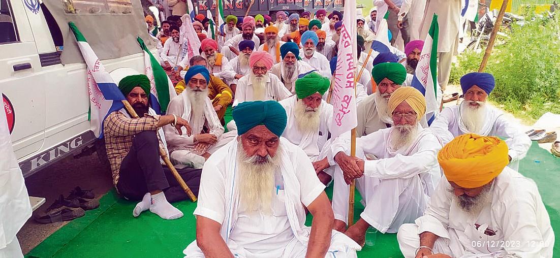 Family, farmers hold protest outside Jandiala police station