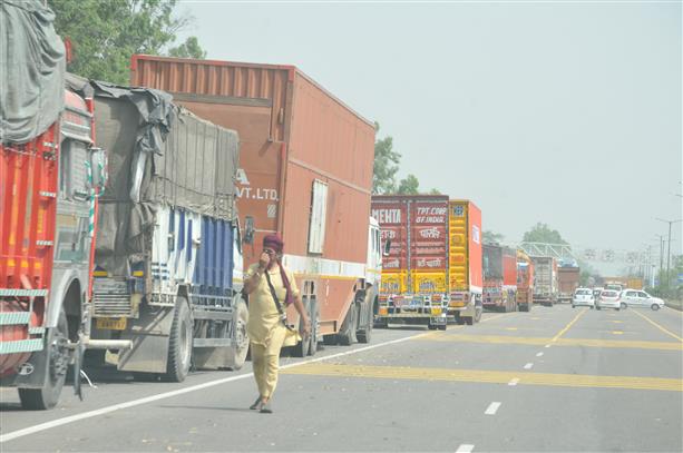 Farmers’ blockade on NH-44: Tough time for commuters, truck drivers count losses