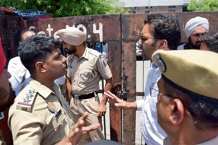 Stopped by cops, SC students force open gates to enter admn complex