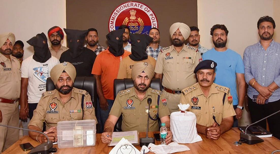 Four held with 1.5-kg heroin, drug money