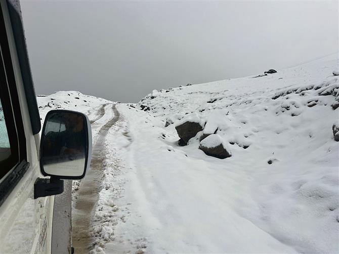 Shimla: Chanshal Pass receives snowfall