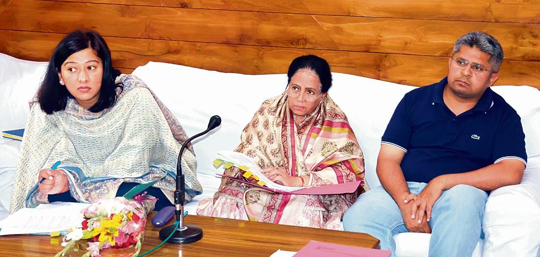 Complete all welfare projects on time: MP Pratibha Singh