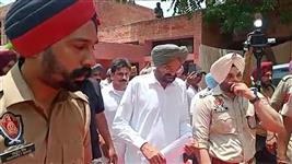 Sidhu Moosewala’s father reaches Punjab cabinet meeting site in Mansa, is whisked away by police