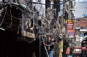 Cable Mess: Dangling cables in old city markets threat to Ludhiana residents