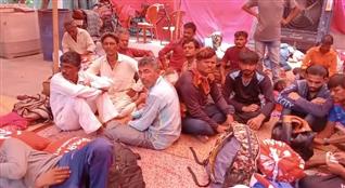 Pakistan hands over 200 Indian fishermen at Attari-Wagah border