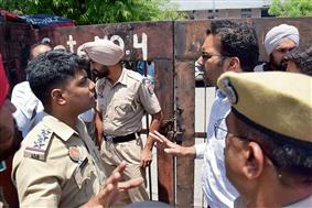 Stopped by cops, SC students force open gates to enter admn complex