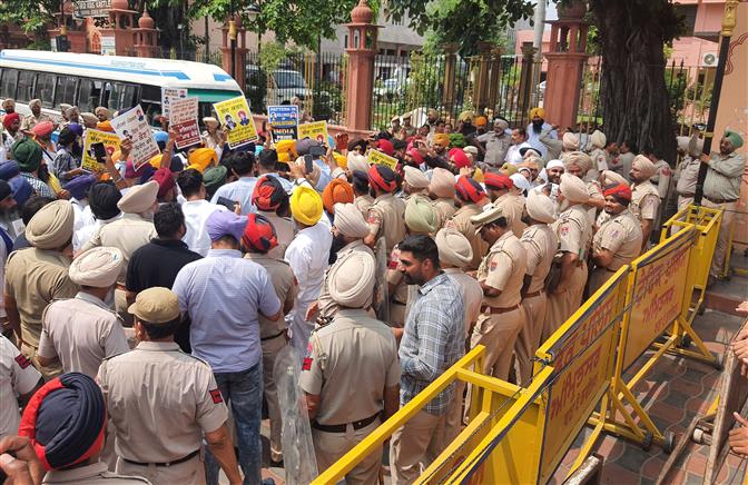 Protesting activists of Dal Khalsa detained by police