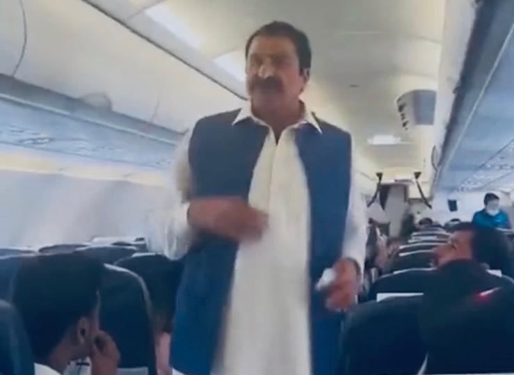 Pakistani man finds ‘best place to catch rich people', begs on flight for money to build madrasa; video goes viral