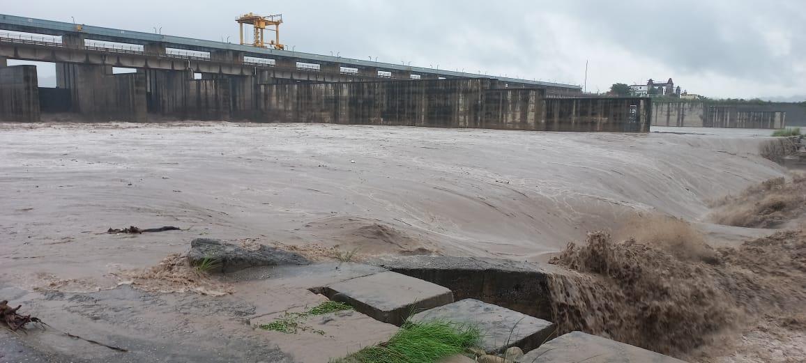 Water flow rises to 1.9 lakh cusecs in Yamuna river at Hathnikund barrage :  The Tribune India