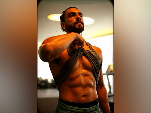 Ranveer Singh flaunts chiseled abs in new shirtless pic, check out