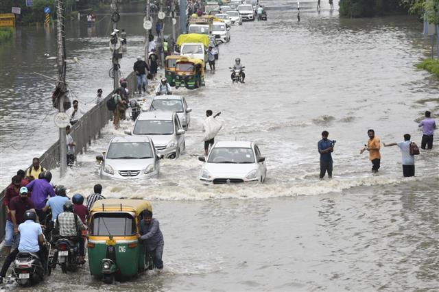 Delhi floods: Swollen Yamuna recedes slowly, concerns remain amid rain ...
