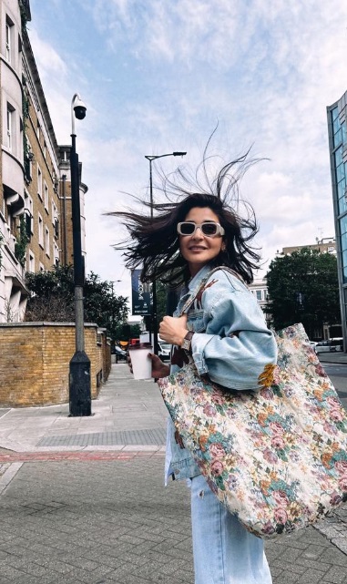 Virat Kohli turns cameraman for wife Anushka Sharma's London walk reel on  Instagram : The Tribune India