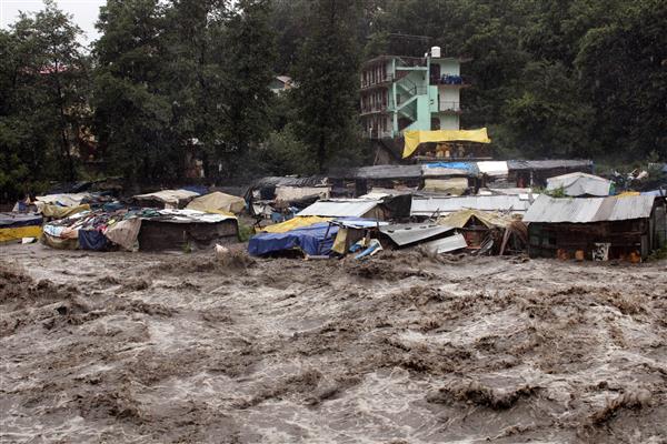 18 mortos como resultado de fortes chuvas no norte da Índia.  lojas e carros foram levados pela água em Himachal;  Alagamento em várias partes de Punjab, Haryana