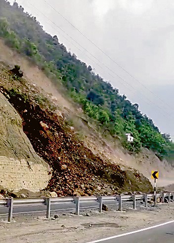 Landslide partially blocks Jammu-Srinagar highway