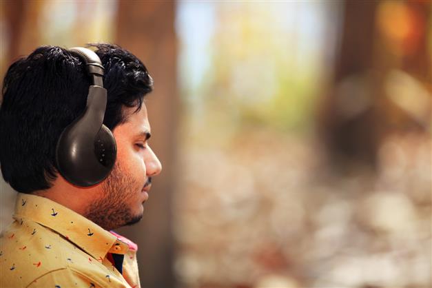 Earphone addiction driving hearing and speech disorders in Indians: Report