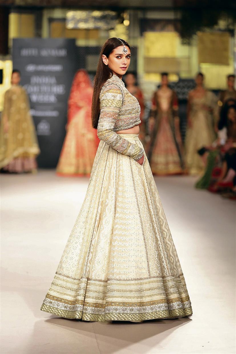 5 Bridal Lehenga Inspirations for 2018 from the house of Indian Designers –  GirlandWorld
