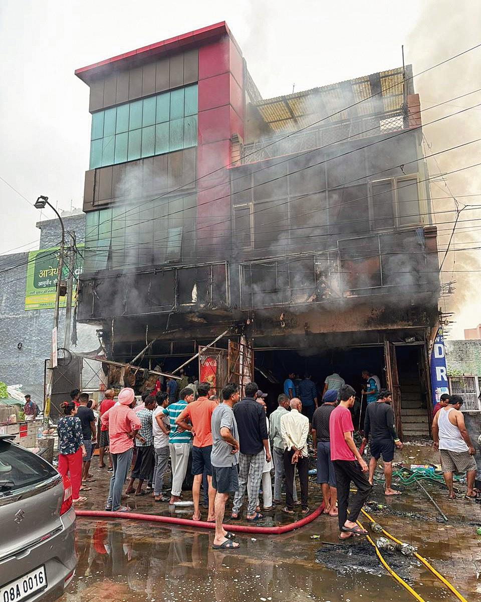 Fire breaks out at store  in Dhakoli, no casualty