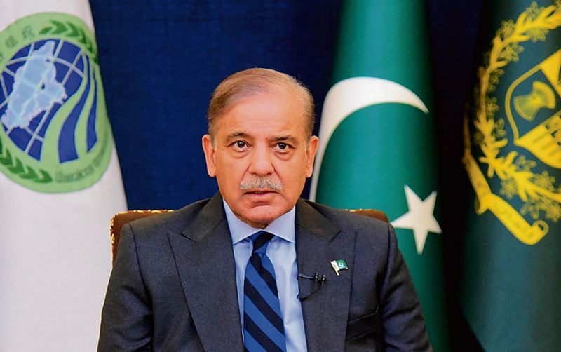 No consensus on interim PM; scandal hits Pakistan
