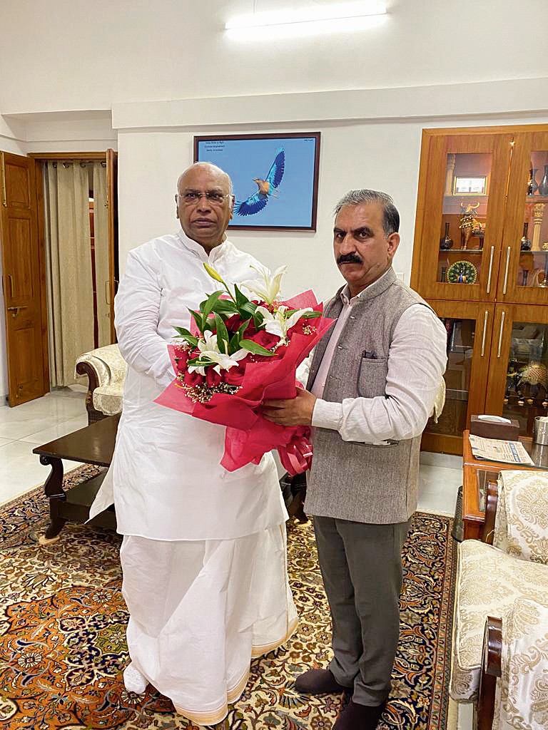 Sukhu updates Kharge on relief work