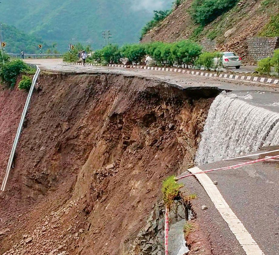 Tourism sector hit hard, Shimla hoteliers blame poor road work