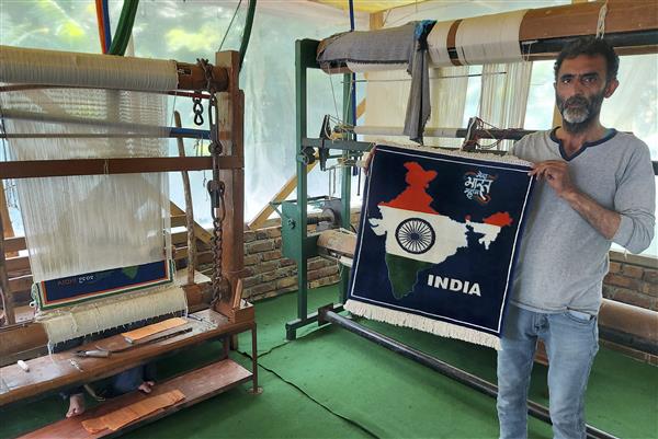 To mark Independence Day, Kashmiri artisan weaves carpet with map of India in tricolour