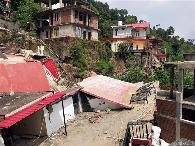 Damaged houses in Shamti area of Solan giving residents sleepless nights