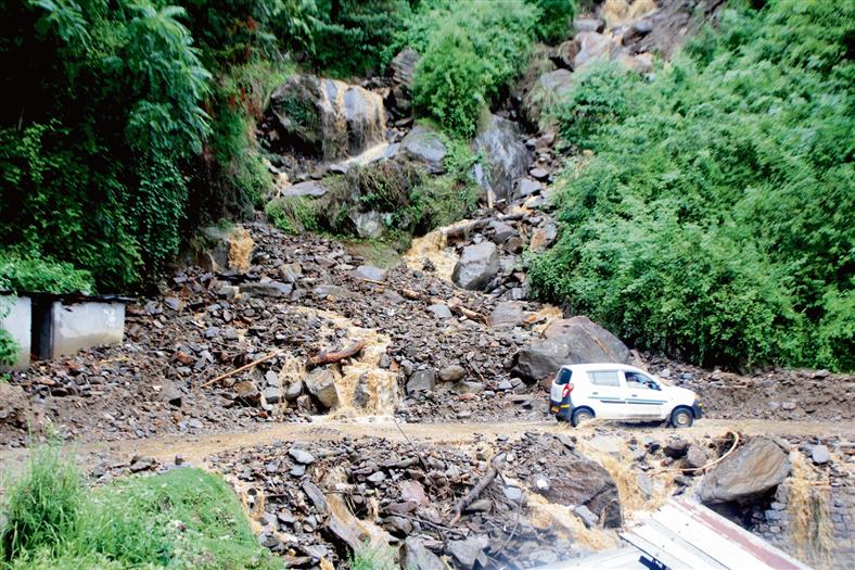 Kotgarh: Landslide fear grips Khaneti residents