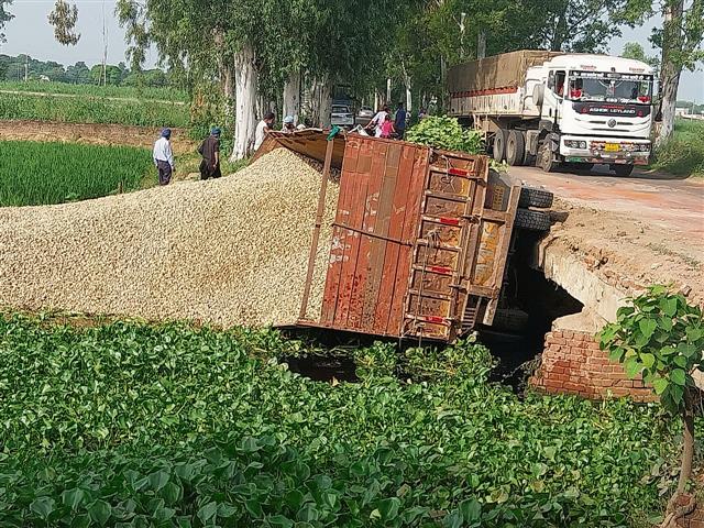 Driver killed as truck falls into drain on Dehlon-Sahnewal road