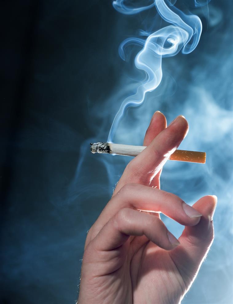 Smokers who start below age 20 find it difficult to quit, finds study