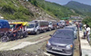 1,500 vehicles stuck in Kullu move to Mandi via Kainchi Mod