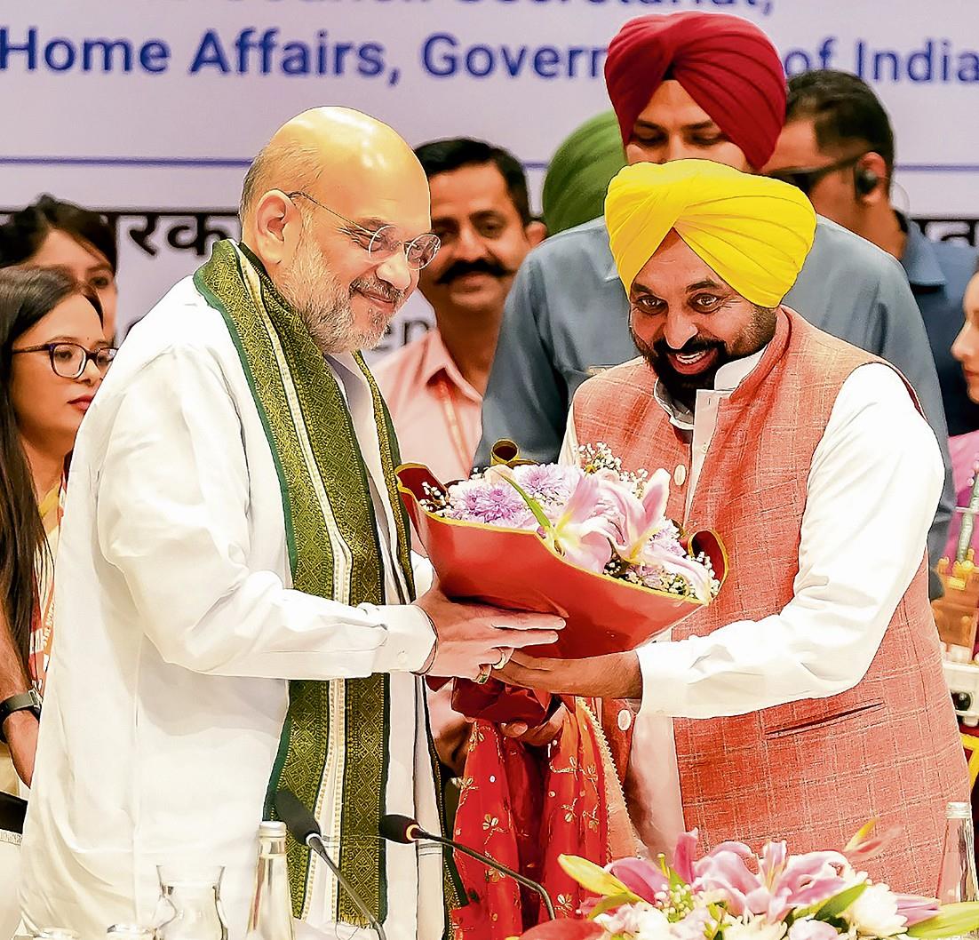 Traditional welcome given to dignitaries at meeting of Northern Zonal Council in Amritsar