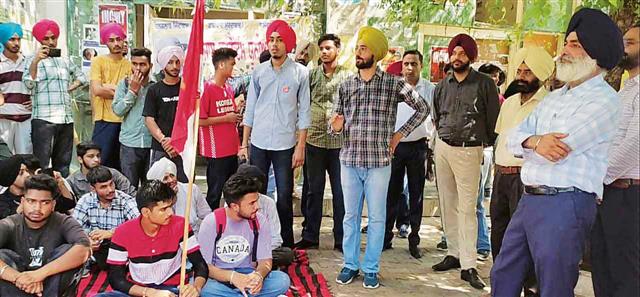 Punjabi University students protest theft in hostels