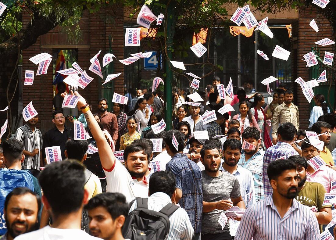 Student bodies spar on DUSU poll eve