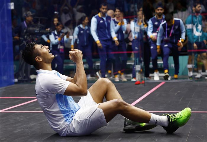 India upstage Pakistan to win gold in men's team squash